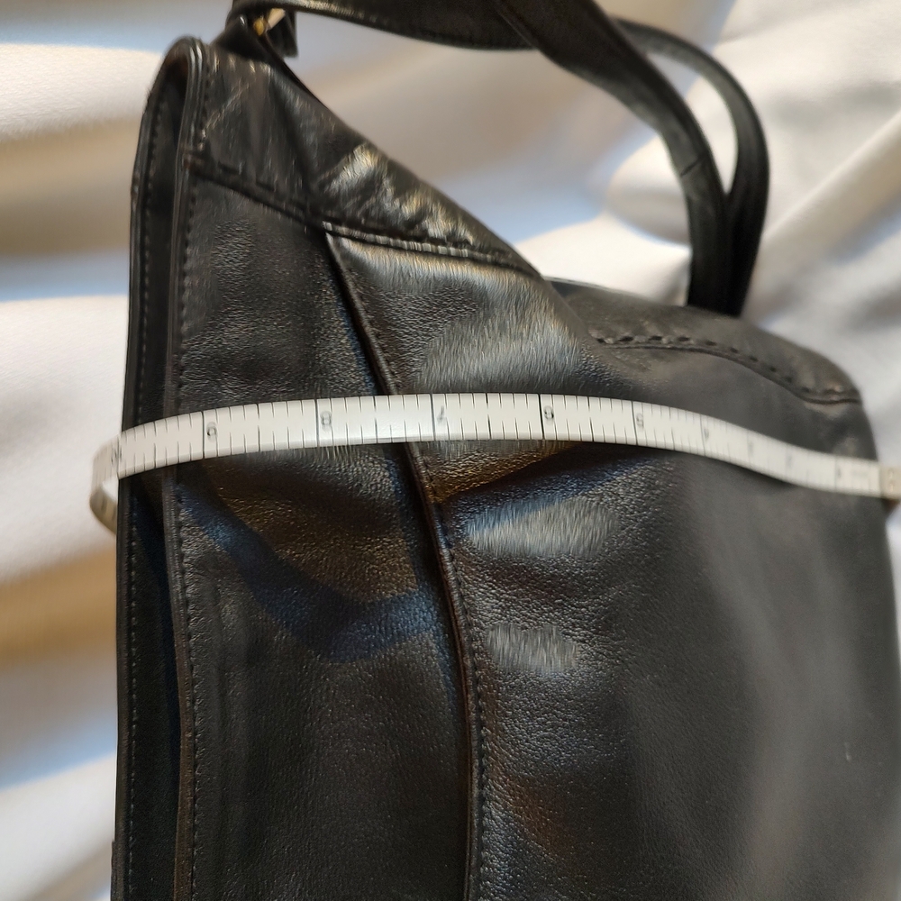 Elegant Black Leather Shoulder Bag - Picture 9 of 12